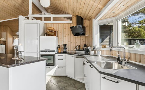 Ansgar - 150M from the Sea: Holz, Möbel, Wohnung, Zimmer, Decke, Holzbeize, Stuhl, Hartholz, Lack, Holz