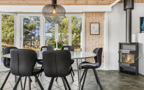 Ansgar - 150M from the Sea: Holz, Möbel, Wohnung, Zimmer, Decke, Holzbeize, Stuhl, Hartholz, Lack, Holz