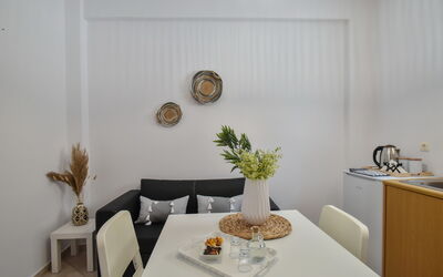Kapetan 1: Tabelle, Eigentum, Möbel, Pflanze, Gebäude, Interior Design, Geschirr, Vase, Wohnzimmer, Zimmerpflanze