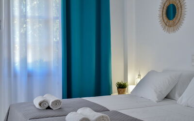 Kapetan 2: Weiss, Couch, Azurblau, Textil, Tabelle, Komfort, Interior Design, Holz, Wohnzimmer