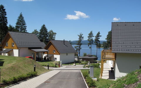 Lakeside Village 37: Himmel, Wolke, Pflanze, Gebäude, Eigentum, Strassenbelag, Baum, Haus, Grundstueck, Fenster