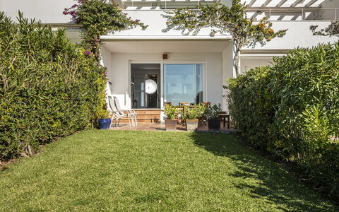 Cristina: Wasser, Himmel, Schwimmbad, Pflanze, Blau, Rechteck, Baum, Schatten, Gartenmöbel, Regenschirm