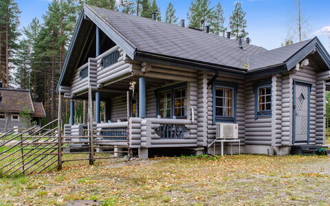 Kuukkeli: Bett, Möbel, Schlafzimmer, Interior Design, Bedding, Bettdecke, Flooring, Holz, Fussboden, Zimmer