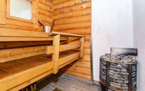 Kuukkeli: Bett, Möbel, Schlafzimmer, Interior Design, Bedding, Bettdecke, Flooring, Holz, Fussboden, Zimmer