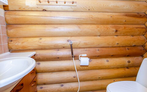 Kuukkeli: Bett, Möbel, Schlafzimmer, Interior Design, Bedding, Bettdecke, Flooring, Holz, Fussboden, Zimmer