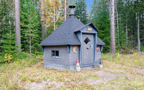 Kuukkeli: Bett, Möbel, Schlafzimmer, Interior Design, Bedding, Bettdecke, Flooring, Holz, Fussboden, Zimmer