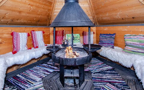 Kuukkeli: Bett, Möbel, Schlafzimmer, Interior Design, Bedding, Bettdecke, Flooring, Holz, Fussboden, Zimmer