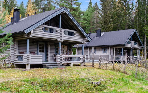 Kuukkeli: Bett, Möbel, Schlafzimmer, Interior Design, Bedding, Bettdecke, Flooring, Holz, Fussboden, Zimmer