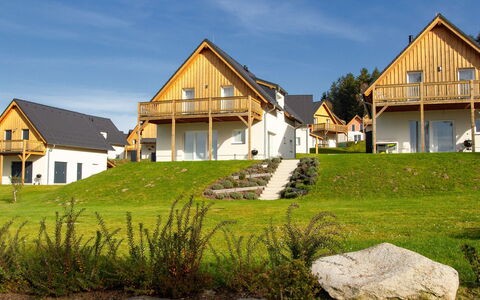 Lakeside Village 38 (+ Sauna): Himmel, Wolke, Pflanze, Gebäude, Daytime, Fenster, Natur, Natürliche Landschaft, Haus, Grundstueck