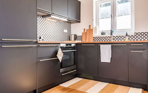Lakeside Village 42: Cabinetry, Countertop, Spüle, Küche, Herd, Holz, Haushaltsgerät, Küchengerät, Flooring, Interior Design