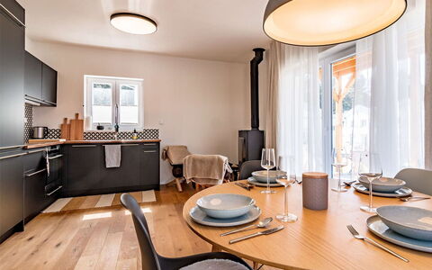 Lakeside Village 42: Tabelle, Möbel, Eigentum, Cabinetry, Holz, Stuhl, Gebäude, Beleuchtung, Interior Design, Fenster