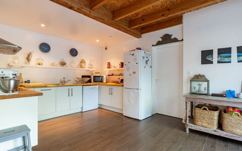 Hibiscus 4: Cabinetry, Möbel, Countertop, Holz, Küche, Interior Design, Küchengerät, Fussboden, Regale, Flooring