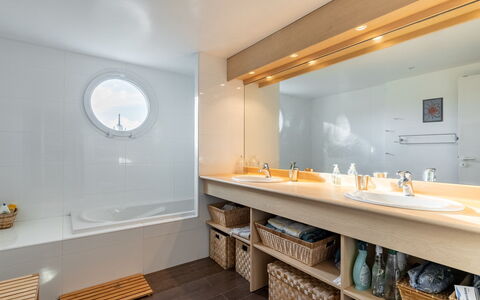 Hibiscus 4: Spiegel, Zapfhahn, Armatur, Sinken, Holz, Countertop, Fussboden, Flooring, Badezimmer, Hartholz