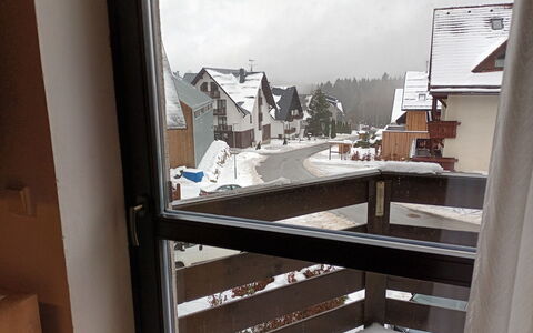 Harrachov 547: Eigentum, Himmel, Gebäude, Fenster, Holz, Wolke, Materialeigenschaft, Haus, Verbundwerkstoff