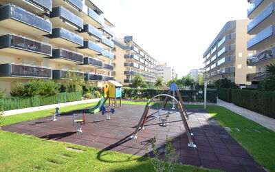 La Pineda 701: Pflanze, Himmel, Wasser, Eigentum, Gebäude, Azurblau, Baum, Schwimmbad, Urban Design, Arecales