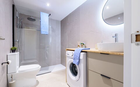 Salou 703: Interior Design, Flooring, Fussboden, Armatur, Badezimmerschrank, Waschmaschine, Badezimmer, Decke, Cabinetry, Zapfhahn