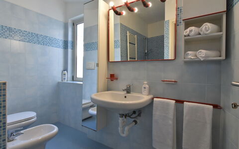 Duomo Mansarda: Spiegel, Zapfhahn, Armatur, Bad Sink, Sinken, Eigentum, Badezimmer, Lila, Beleuchtung, Interior Design