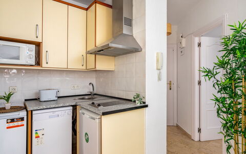 Palm Beach: Cabinetry, Countertop, Eigentum, Küchengerät, Gebäude, Herd, Spüle, Holz, Sinken, Küche