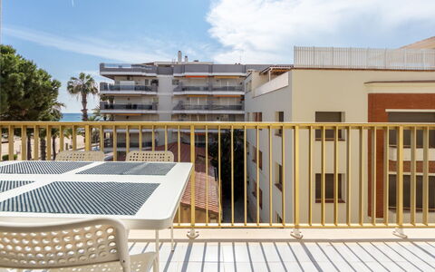 Miramar Nautic: Tabelle, Himmel, Möbel, Geschirr, Gebäude, Interior Design, Gartenmöbel, Veranda, Schatten, Stuhl