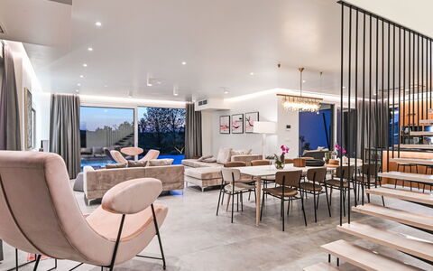 Villa Sonia: Möbel, Interior Design, Flooring, Fussboden, Couch, Holz, Decke, Wohnzimmer, Wohnung, Tabelle