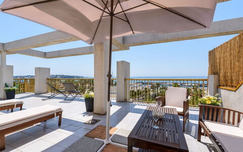 Atico Miramar: Möbel, Stuhl, Wohnung, Küche & Esszimmer Tisch, Balkon, Schatten, Hartholz, Gartenmöbel, Resort, Deck