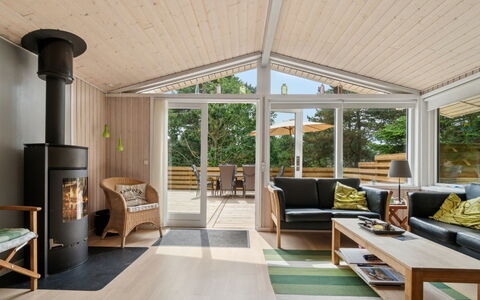 Roir - 250M from the Sea: Möbel, Flooring, Interior Design, Holz, Fussboden, Couch, Decke, Wohnzimmer, Stuhl, Zuhause