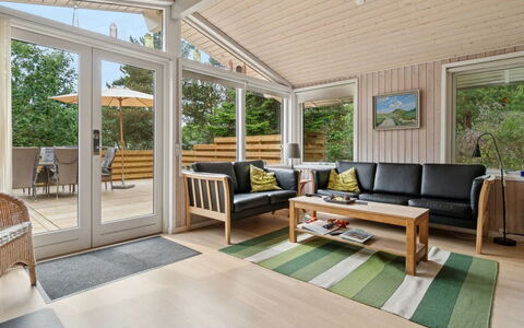 Roir - 250M from the Sea: Flooring, Möbel, Interior Design, Holz, Fussboden, Couch, Decke, Holzboden, Wohnzimmer, Zuhause