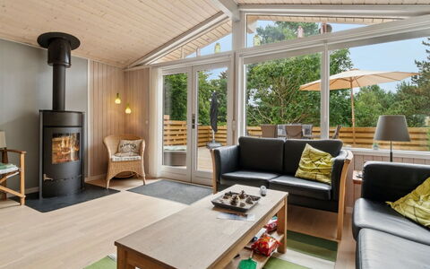 Roir - 250M from the Sea: Möbel, Flooring, Interior Design, Holz, Fussboden, Couch, Decke, Wohnzimmer, Stuhl, Zimmer