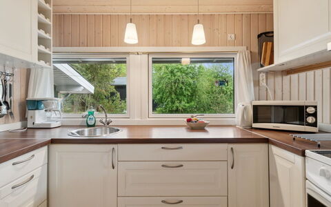 Roir - 250M from the Sea: Interior Design, Countertop, Holz, Flooring, Küche, Cabinetry, Möbel, Decke, Fussboden, Beleuchtung