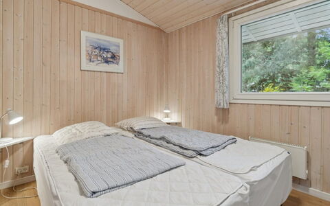 Roir - 250M from the Sea: Holz, Schlafzimmer, Bett, Decke, Interior Design, Fussboden, Zuhause, Flooring, Bettdecke, Bedding