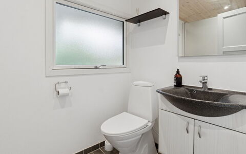 Roir - 250M from the Sea: Armatur, Sinken, Badezimmer, Toilleten Sitz, Bad Sink, Flooring, Toilette, Fussboden, Interior Design, Zapfhahn