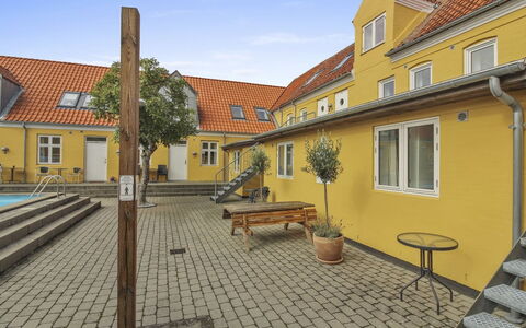 Amaia - 500M from the Sea: Wohnung, Schatten, Balkon, Stuhl, Zaun, Gartenmöbel, Aluminium, Kunstrasen