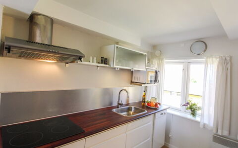 Thyrne - 500M from the Sea: Küchengerät, Küche, Countertop, Major Appliance, Interior Design, Flooring, Herd, Cabinetry, Holz, Haushaltsgerät