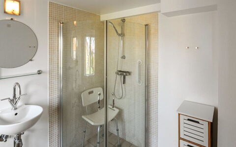 Thyrne - 500M from the Sea: Flooring, Fussboden, Interior Design, Armatur, Wand, Badezimmer, Bad Sink, Zimmer, Decke, Sinken