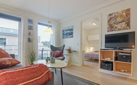 Gjuro - 50M from the Sea: Holz, Möbel, Wohnung, Zimmer, Decke, Holzbeize, Stuhl, Hartholz, Lack, Holz