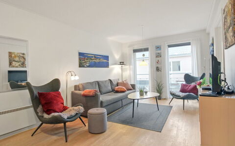 Gjuro - 50M from the Sea: Holz, Möbel, Wohnung, Zimmer, Decke, Holzbeize, Stuhl, Hartholz, Lack, Holz