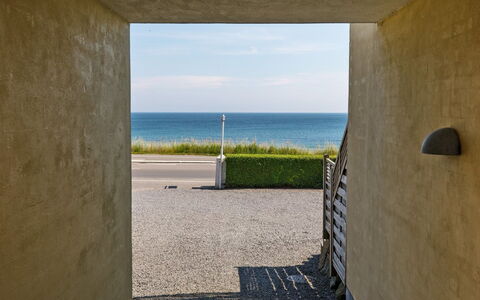Gjuro - 50M from the Sea: Holz, Möbel, Wohnung, Zimmer, Decke, Holzbeize, Stuhl, Hartholz, Lack, Holz