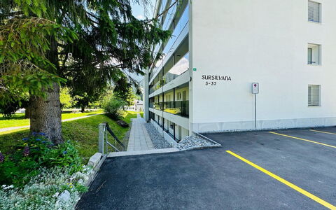 Nr.05 Haus Sursilvana: Wohnung, Eigentumswohnung, Beton, Hauptquartier, Balkon, Unternehmenszentrale