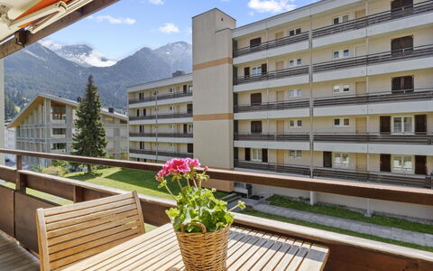 Nr.43 Haus Sotmirana: Gebäude, Himmel, Pflanze, Wolke, Eigentum, Blume, Fenster, Blumentopf, Interior Design, Gartenmöbel