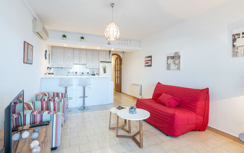 Sant Maurici: Pflanze, Eigentum, Zimmerpflanze, Gebäude, Blumentopf, Beleuchtung, Interior Design, Holz, Flooring, Fussboden