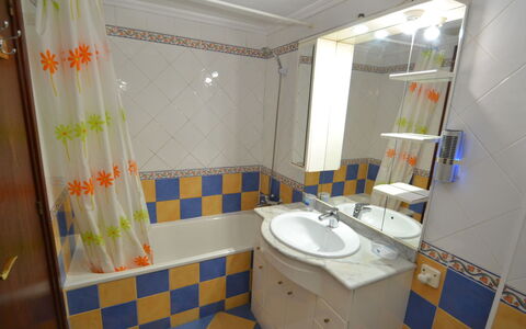 Sevilla: Sinken, Eigentum, Armatur, Bad Sink, Badezimmer, Gebäude, Zapfhahn, Interior Design, Fussboden