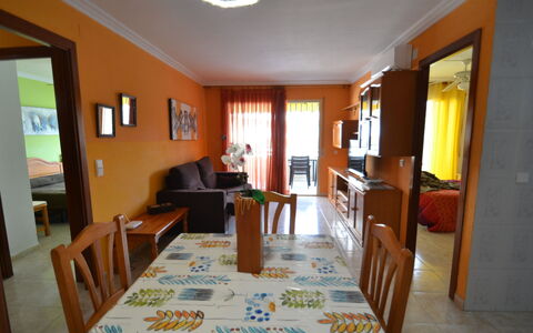Sevilla: Bilderrahmen, Möbel, Tabelle, Holz, Interior Design, Stuhl, Fussboden, Gebäude, Komfort, Vorhang