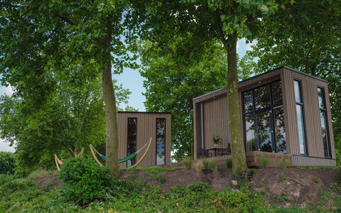 Tiny River House: Wasser, Gebäude, Himmel, Wolke, Daytime, Eigentum, Pflanze, Licht, Natur, Grün