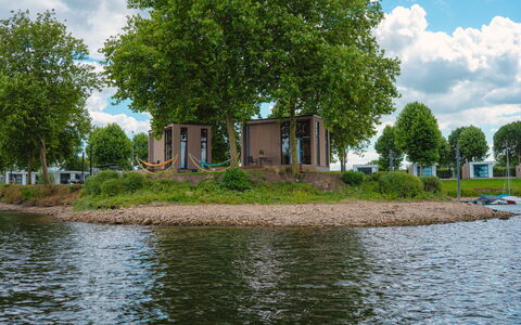 Tiny River House: Wasser, Gebäude, Himmel, Wolke, Daytime, Eigentum, Pflanze, Licht, Natur, Grün