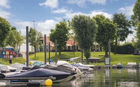 Tiny River House: Wasser, Wolke, Himmel, Pflanze, Daytime, Baum, Gebäude, Watercraft, Fahrzeug, Boot
