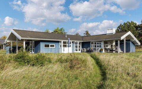 Kajsa - 50M from the Sea: Gras, Haus, Dach, Zuhause, Hütte, Strauch, Grundstueck, Ländliches Gebiet, Bauernhaus, Ground