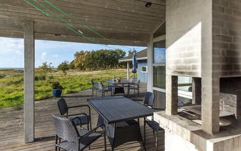 Kajsa - 50M from the Sea: Gras, Haus, Dach, Zuhause, Hütte, Strauch, Grundstueck, Ländliches Gebiet, Bauernhaus, Ground