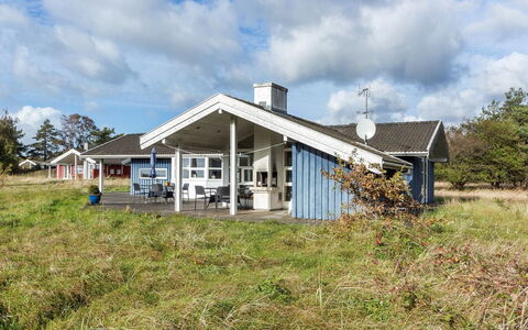 Kajsa - 50M from the Sea: Gras, Haus, Dach, Zuhause, Hütte, Strauch, Grundstueck, Ländliches Gebiet, Bauernhaus, Ground