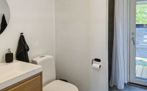 Greta - 200M from the Sea: Flooring, Toilleten Sitz, Fussboden, Armatur, Wand, Toilette, Badezimmer, Interior Design, Holz, Badezimmerschrank