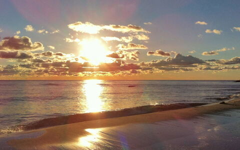 Greta - 200M from the Sea: Himmel, Sonne, Horizont, Wolke, Daytime, Gewässer, Wasser, Strand, Sonnenuntergang, Natur